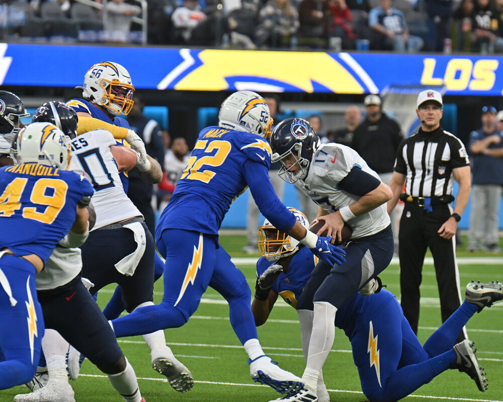 Chargers defeat Raiders 24-17